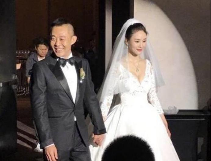 侯勇小20岁娇妻疑怀孕,结三次婚至今无子,妻子每个都年轻貌美