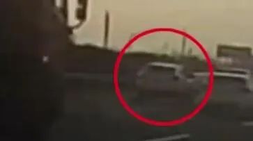 高速汽车玻璃被击碎,夜间高速突然引擎盖打开