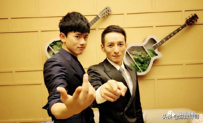 和小鲜肉牵手摸脸，又让人想到他7年前的瓜…