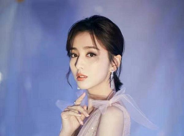 明星机场张翰,明星过安检张翰