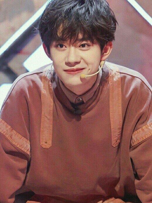 易烊千玺军训路透图片,易烊千玺军训图被晒出