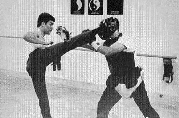 李小龙打擂台遇到最大困难,李小龙擂台实战