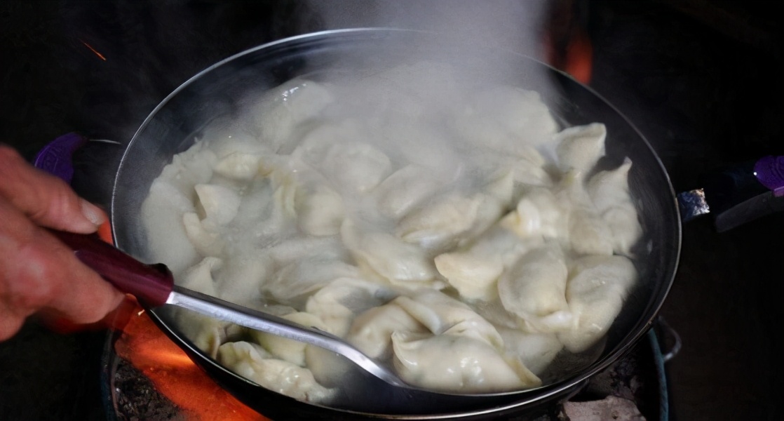 饺子放冰箱怎么不开裂,煮过的饺子怎么存放不粘皮不会破