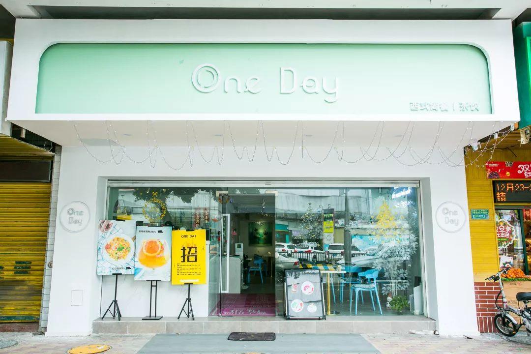 双色的双层小店，晚上有满天星星，呆足一天也不够