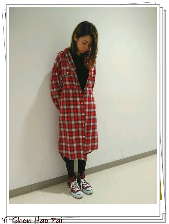 红色小格子衬衫女长袖时尚穿搭,红色格子衬衫配什么颜色裤子好看