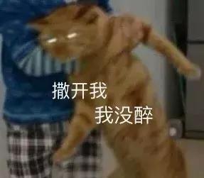 油门当刹车被撞男子奇迹脱险,男子骑车险被铁门砸到