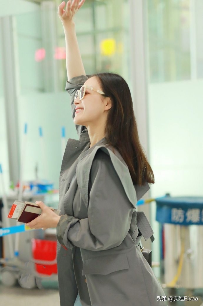 倪妮出发洛杉矶终于奢侈回，穿18999衣配7900鞋，罕见红唇太抢眼