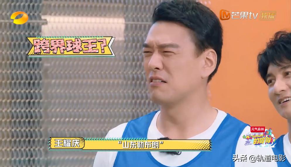 杨洋vr踢球,元气满满的哥哥杨洋踢球