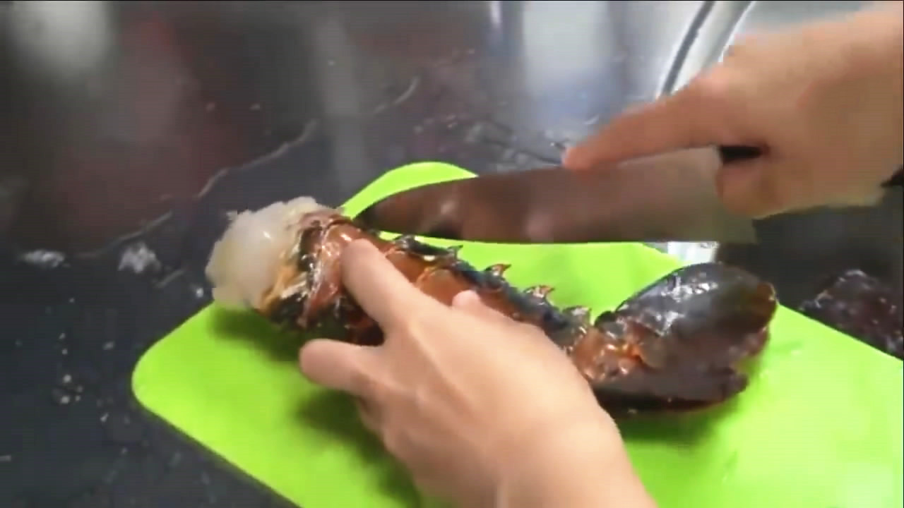 买一只大龙虾回来做麻辣大龙虾,500元买两只大龙虾做秘制小海鲜