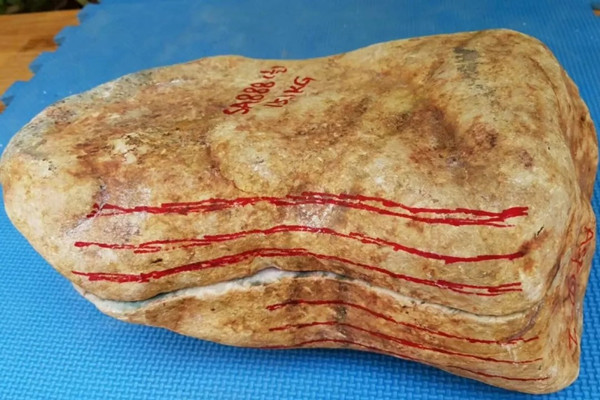 木那翡翠原石表皮掉沙是怎么回事,木那切开翡翠原石视频