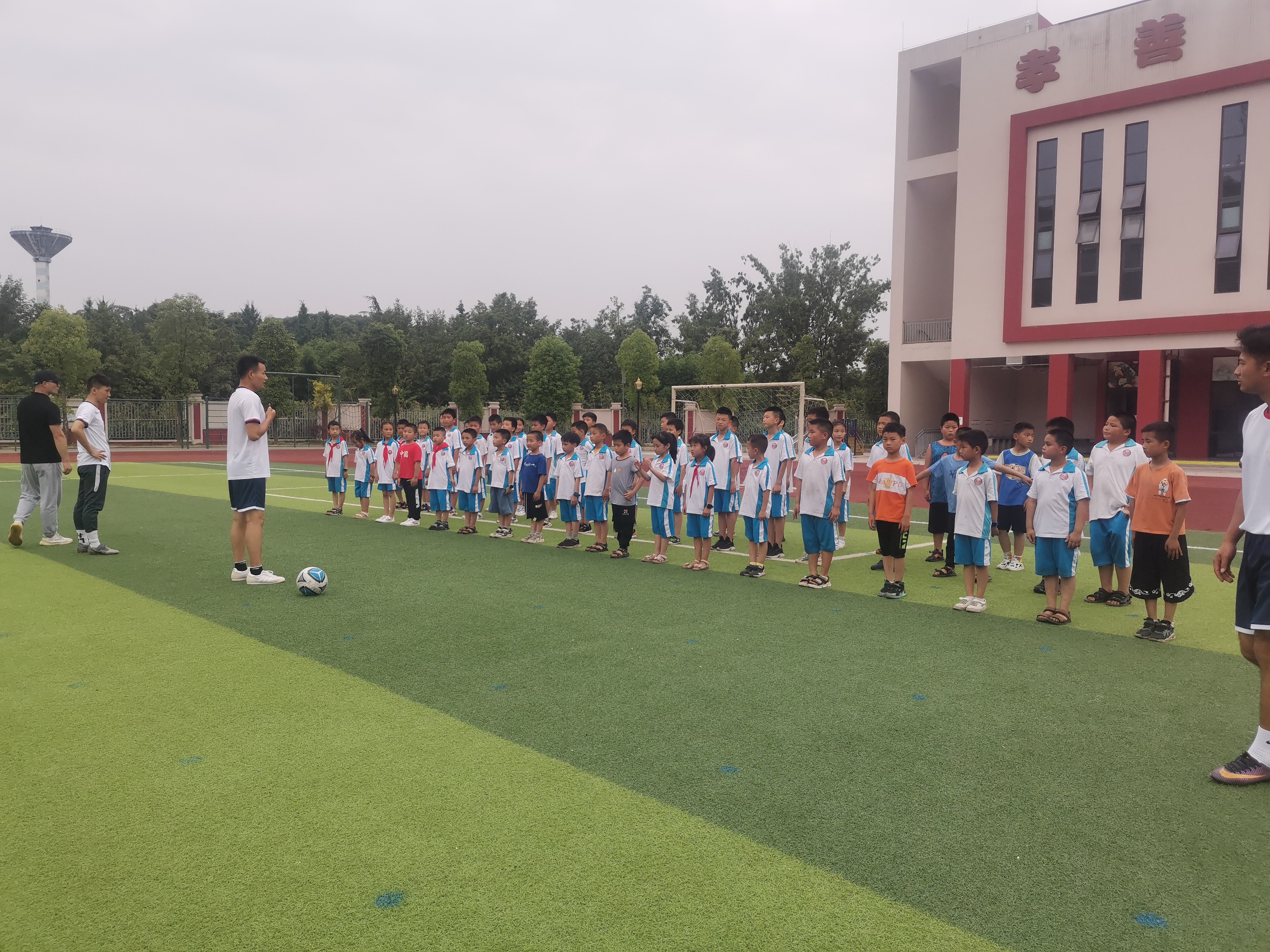 足球公益课走进简阳市新市小学