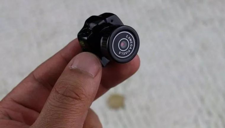 酒店民宿里的*孔摄针机像**，正在直播你的爱情动作片，怎么办？