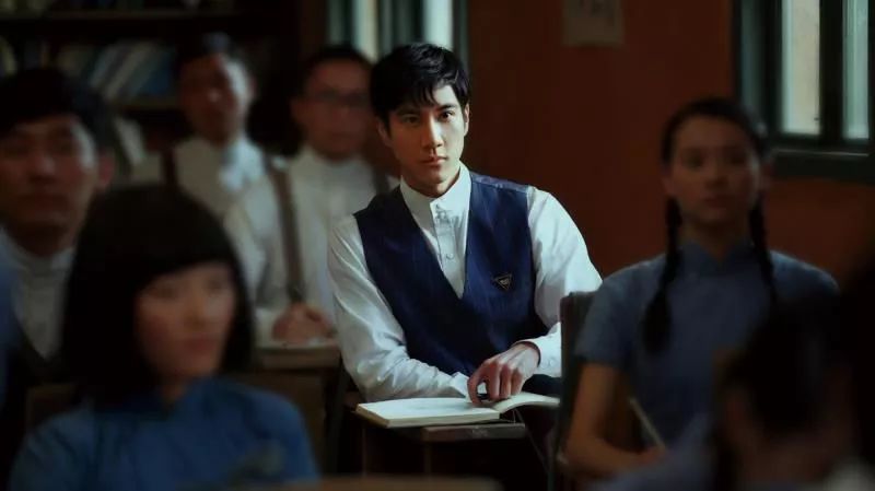 三娃奶爸王力宏，年入4.6亿，却一件衣服穿10年，钱都去哪了？