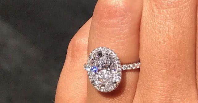 结婚四年发现钻戒是假的,女人收到钻戒