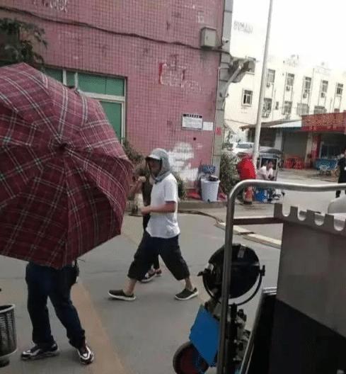 周星驰戴小偷帽子,周星驰为何戴日本军帽