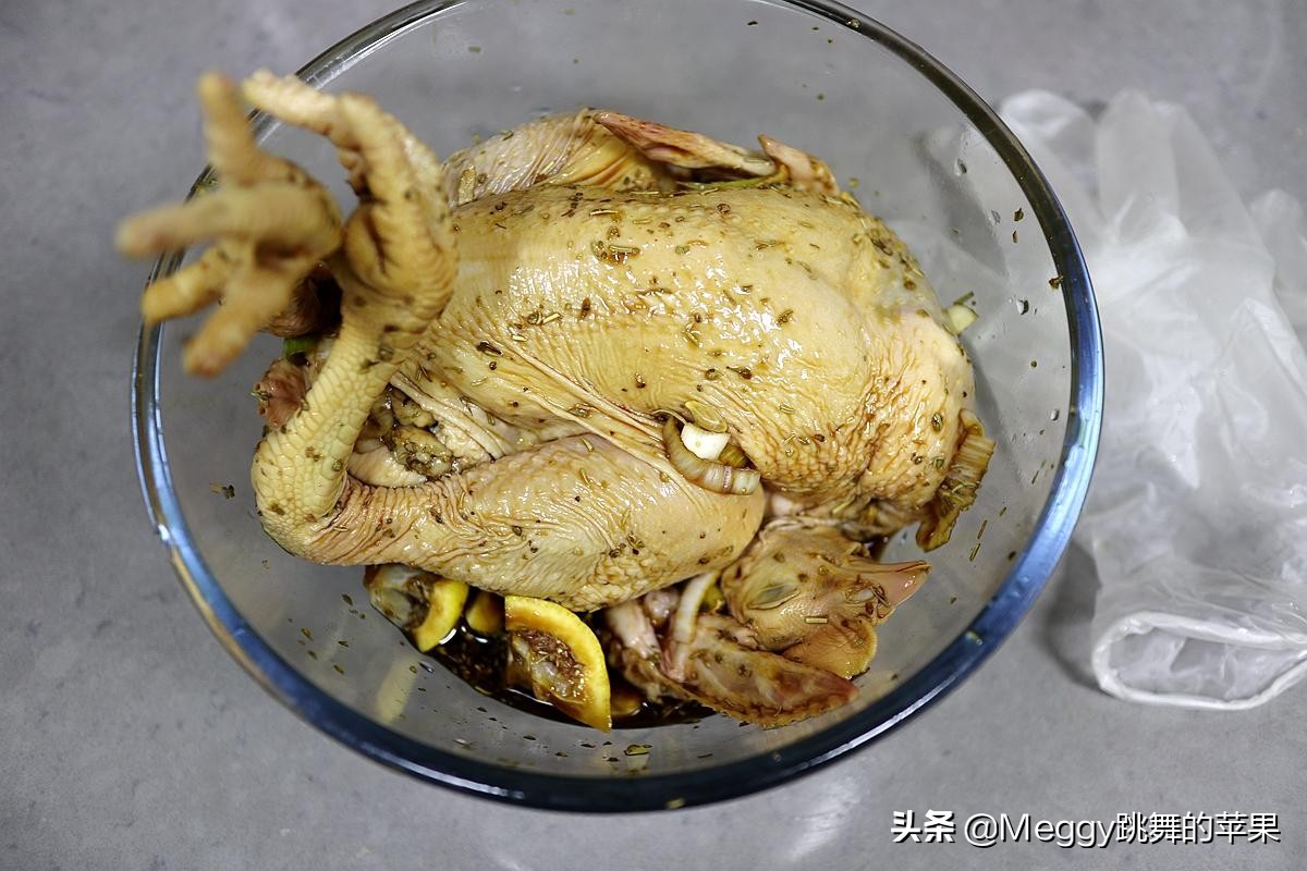 圣诞烤鸡好吃到连骨头都不会放过,圣诞烤鸡最正宗的做法