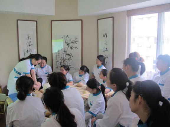 产后胀奶有硬块会疼如何疏通乳管,产后乳胀