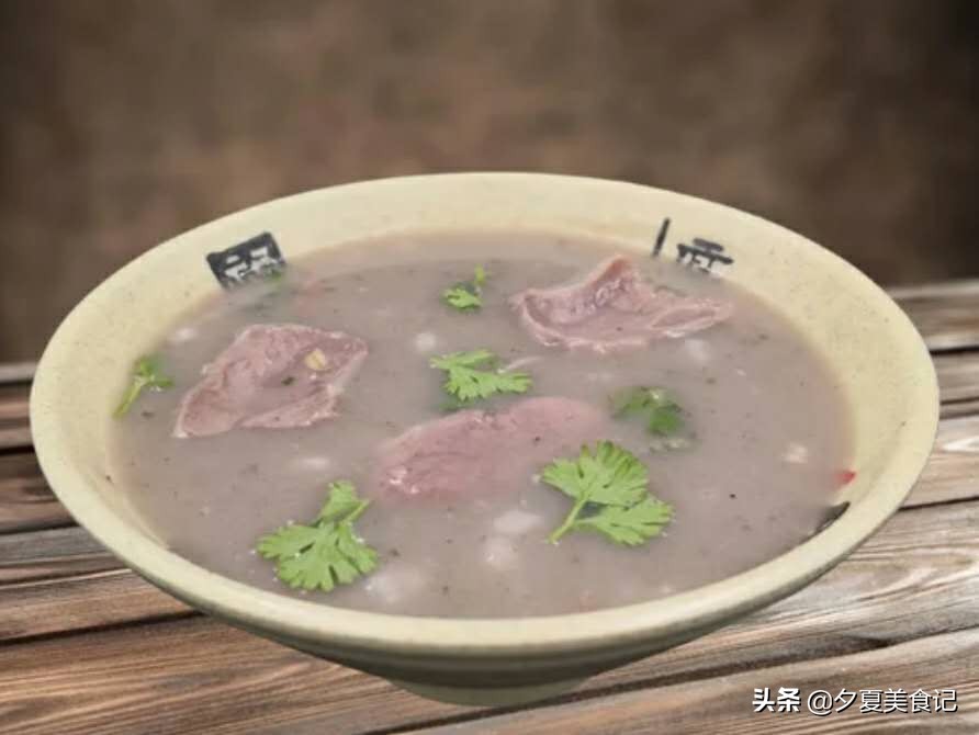 沂蒙山煎饼的美味,沂蒙山美食煎饼卷大葱