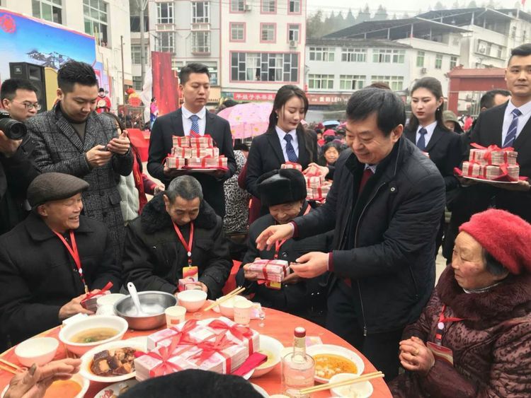 四川南充4位大富翁，1人身价48亿？1个土豪请人免费乘直升机