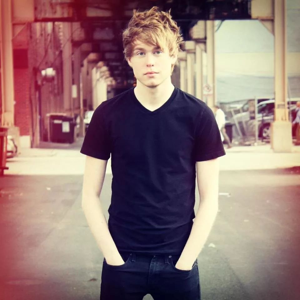 为自证头号粉丝，这群未成年女孩向YouTube网红发露骨视频？？？