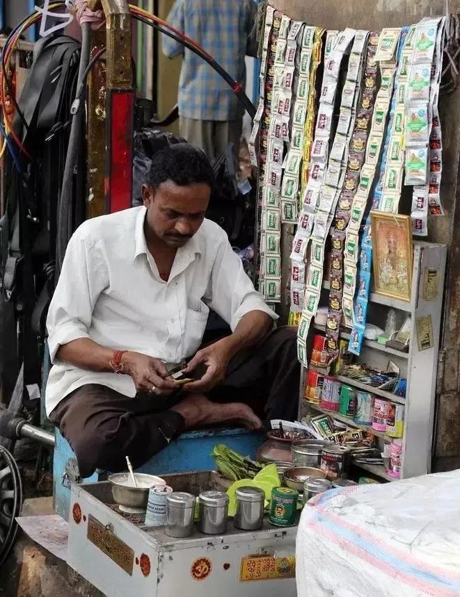 每天嚼5包槟榔连续吃10年,33岁小伙每天嚼两包槟榔嘴巴张开