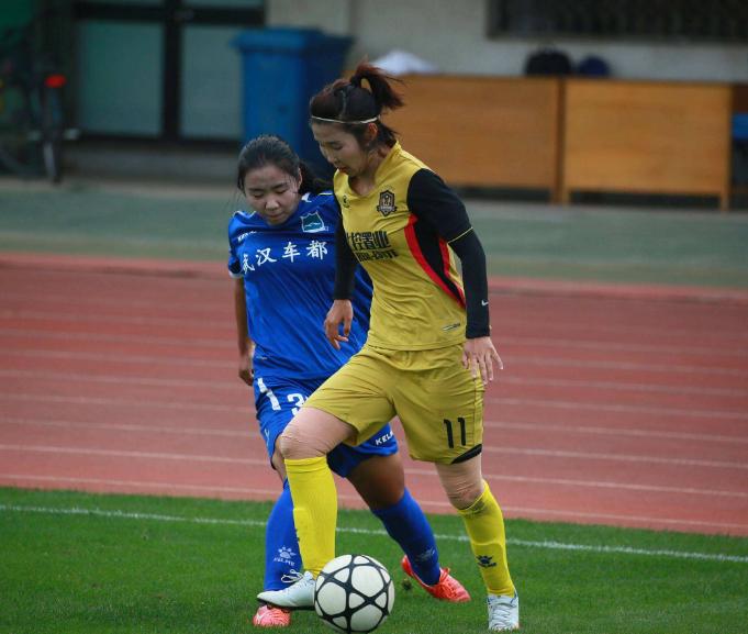 王霜和马晓旭打乒乓视频,中国女子足球王霜