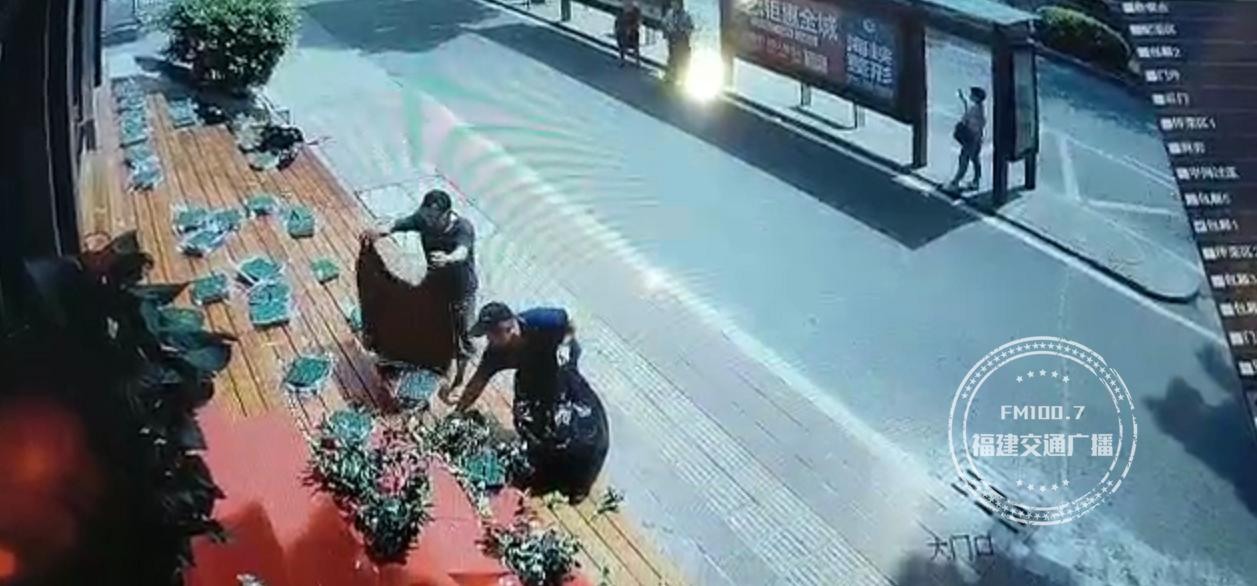 福州这家店门口的几十个花篮不翼而飞，监控拍下这几幕