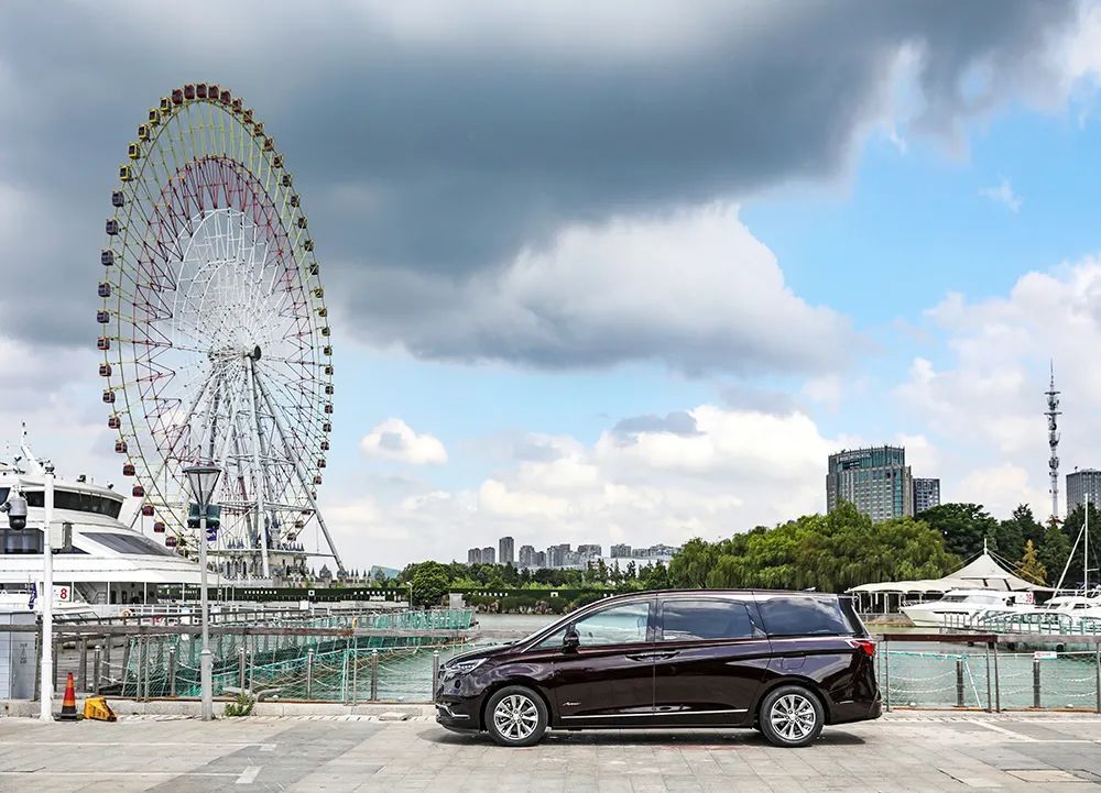 2022款别克gl8艾维亚礼贤版,别克2022款gl8艾维亚四座试驾