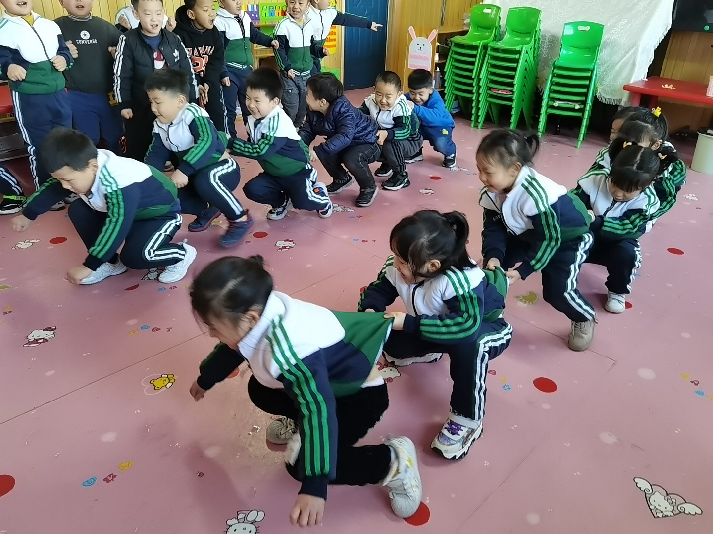 幼儿园小牛向前冲游戏活动,室内体育微运动幼儿园