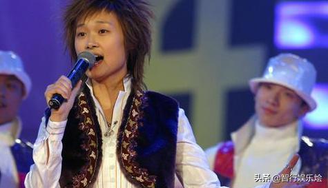 李宇春穿高开叉鱼尾裙 (李宇春穿鱼尾红裙大秀曲线)