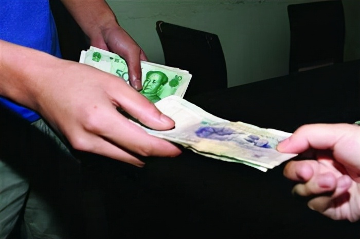 蟒蛇活吞一条蛇,福建泉州蟒蛇吞80多斤羊