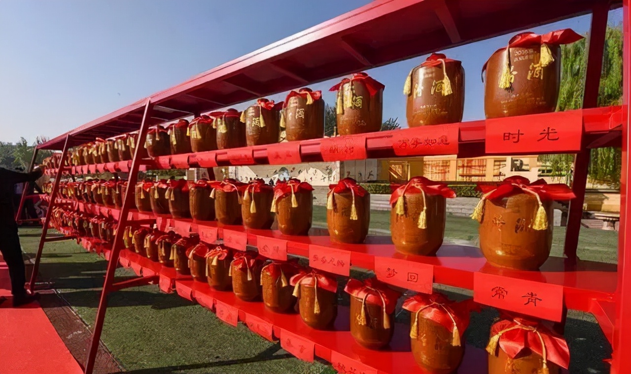 汾酒,一瓶老酒拍出天价,涨了1894倍,背后有何故事?