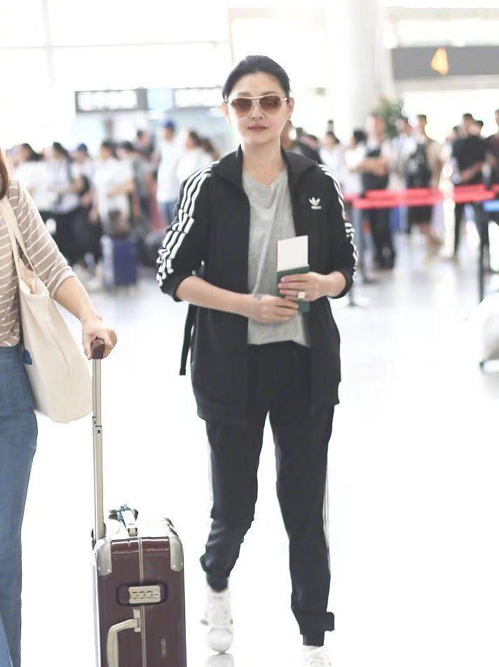 汪小菲大s戴眼镜照片,汪小菲大s最新同框