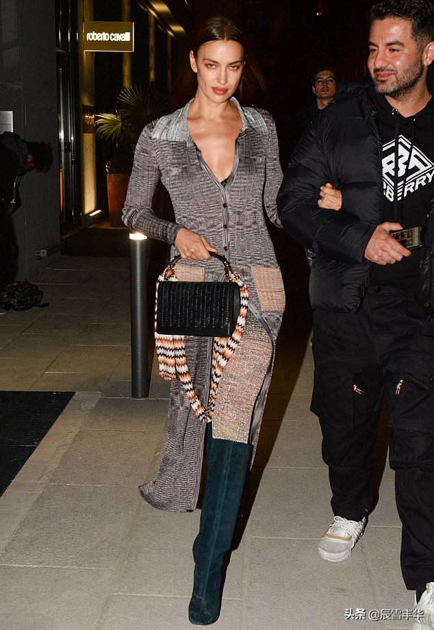 C罗前女友现身巴黎街头，一袭“白奶”风衣出镜，初春造型太时髦