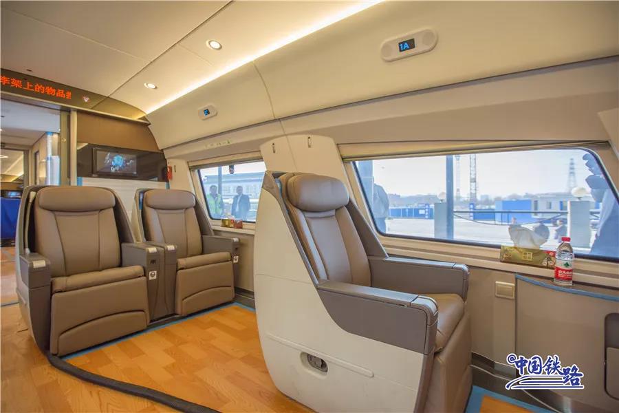 复兴号里面的红灯绿灯是什么意思,复兴号上的亮灯什么意思