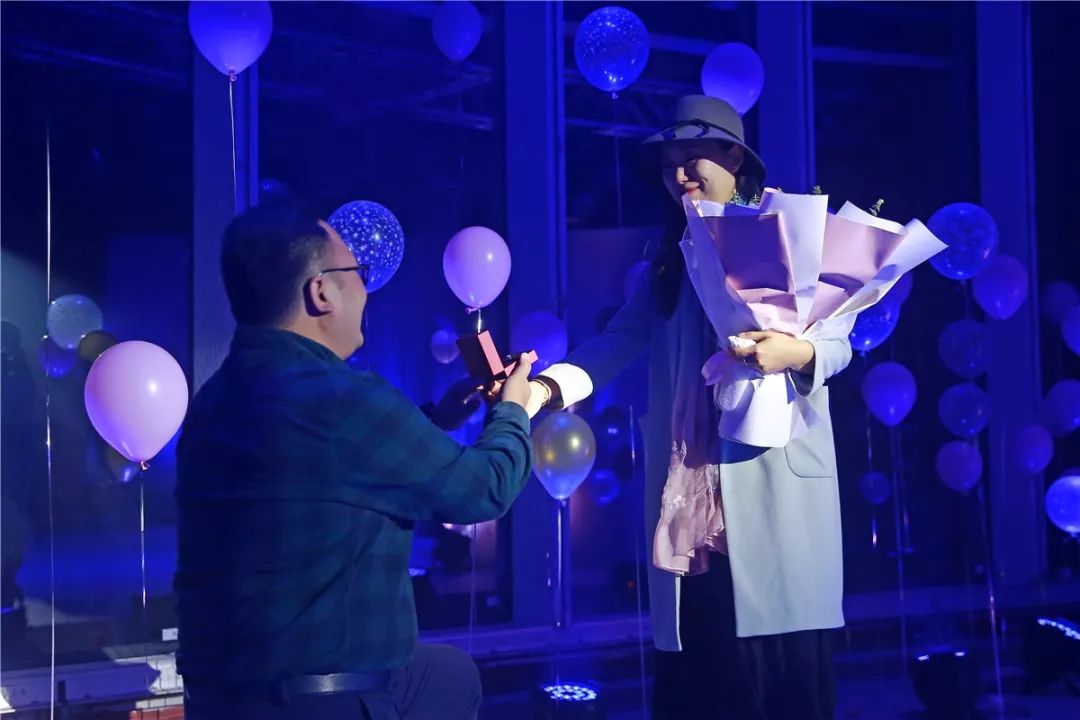 求婚钻戒视频浪漫周大福,周大福400米高空求婚视频