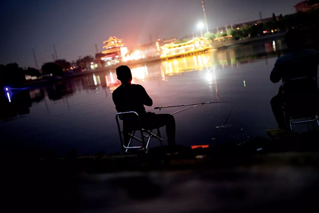 这些男人不回家,他们去钓鱼