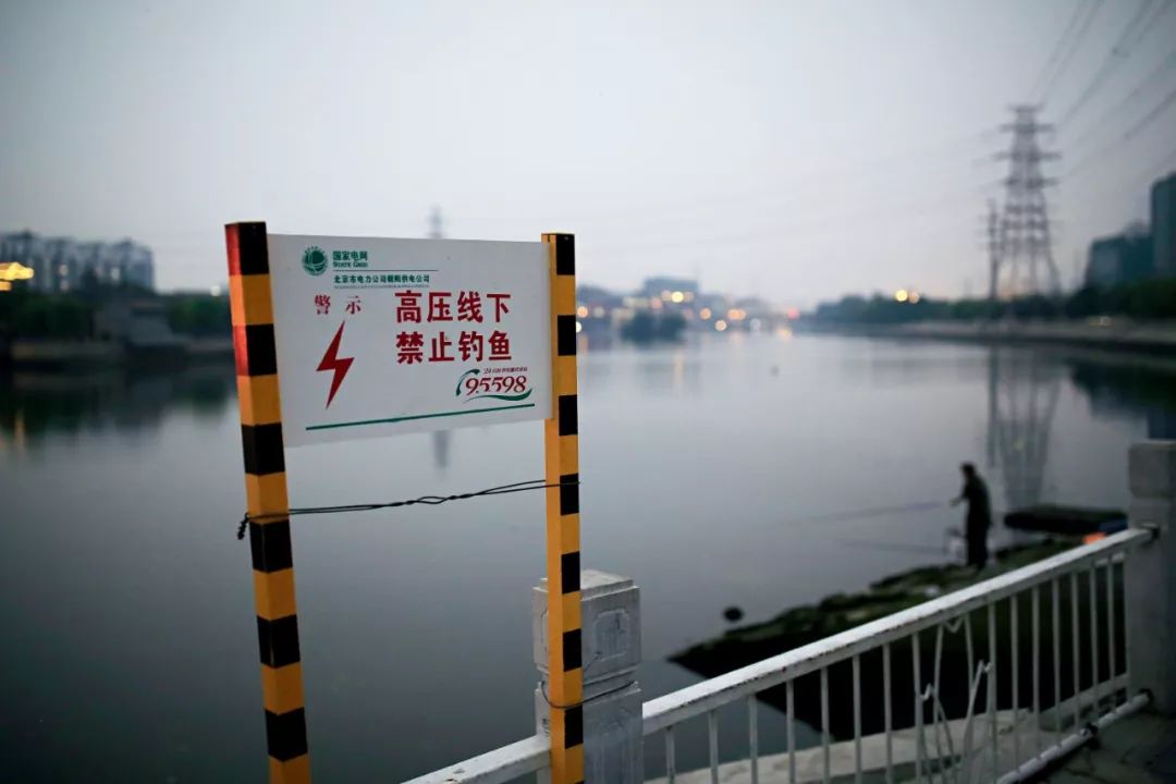 这些男人不回家,他们去钓鱼