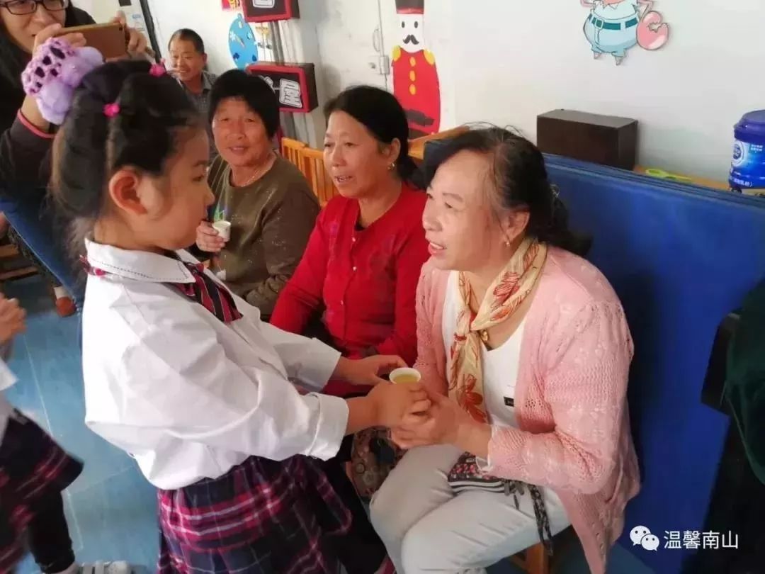 孝敬老人情暖重阳节,孝老爱亲情暖重阳图片