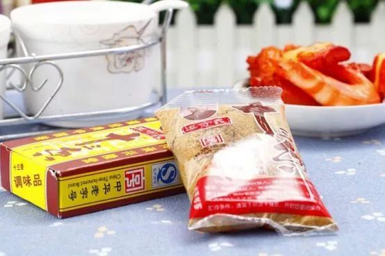 一盒3元调味料赚8分钱，34年不上市，这位能征服“老干妈”的男人到底有多牛？！