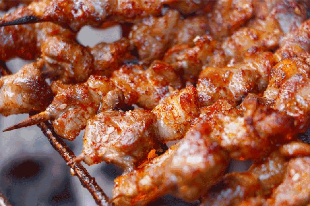 沙滩篝火啤酒狂欢,海边篝火夜晚狂欢