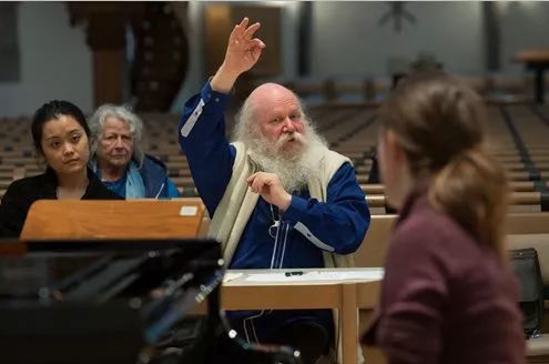 家门口看演出的快乐,家门口看大戏群众乐开怀