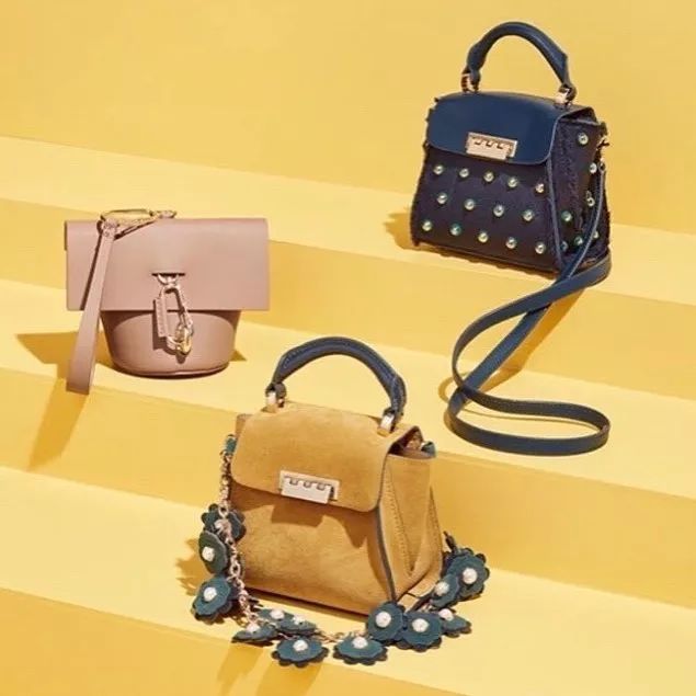 背上插满了flag表情包,背上挎的包包