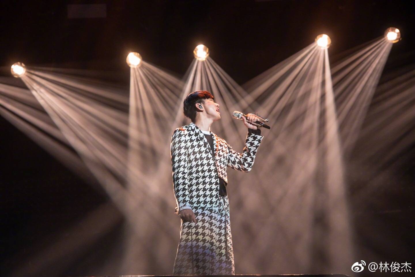 林俊杰唱哭张靓颖,林俊杰把自己唱哭的那首歌是什么