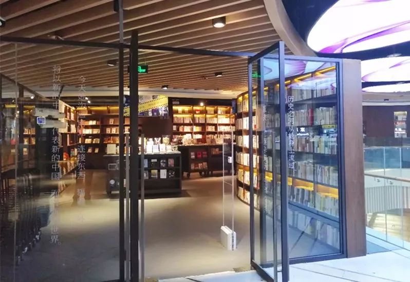 火爆之后骤冷！开始拓展潮牌、书店、童乐、餐饮的中大门，真能扮演好经开商业扛把子？