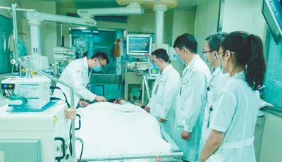 人民日报医生纪录片,带你看最真实的医生夜班生活