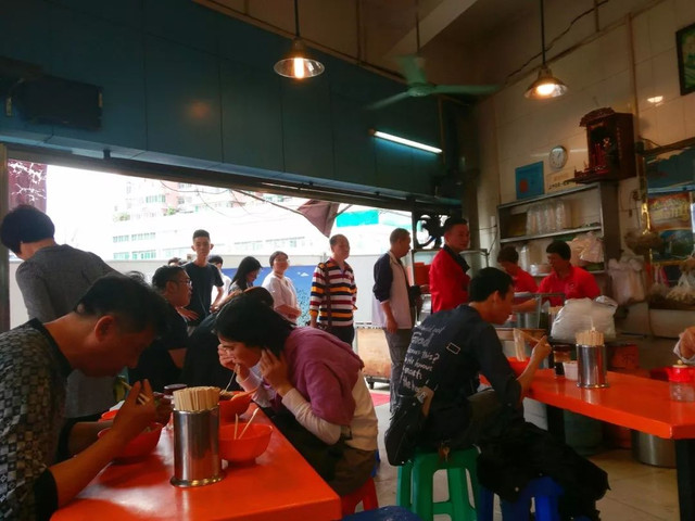 住在西村的人，根本不用煮饭……