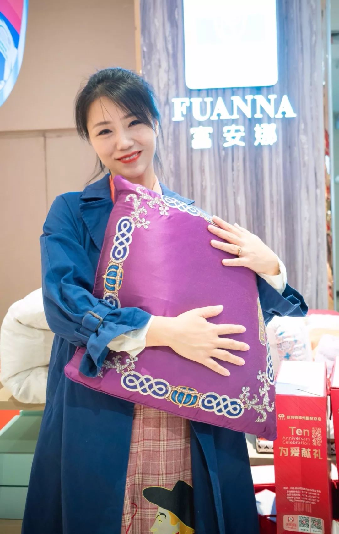 精致的女人走到哪都是靓丽的,女人只有逛街才是最开心的事