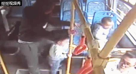 哭笑不得！两岁萌宝竟然叼着奶瓶坐公交车出走了，还认了个小兄弟
