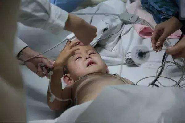 昌吉4岁男孩先天无肛，有人筹集16万元让他“重获新生”